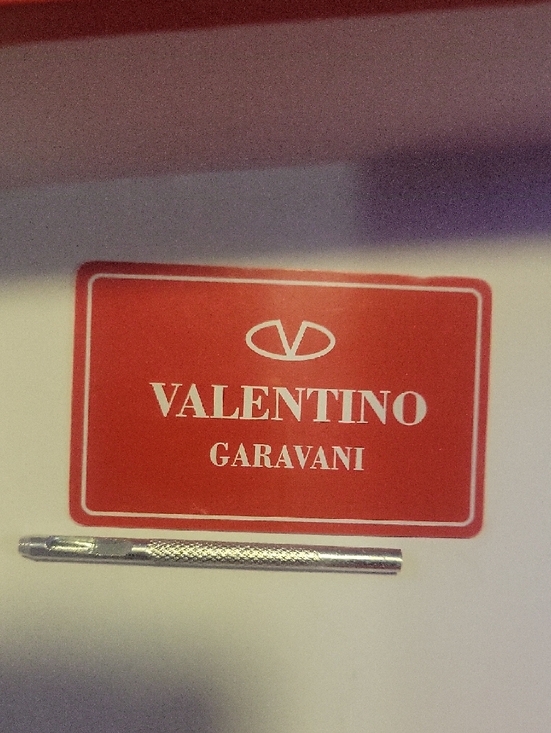 Valentino Garavani Black Leather Belt with Gold V Logo Buckle - Picture 5 of 5